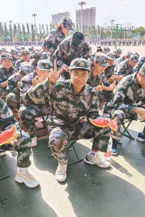 网曝吃瓜爆料军训,揭秘军营生活点滴