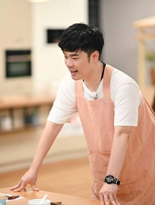 明星网红去陈赫火锅店,明星网红打卡新热点，美食与人气并存