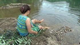 吃瓜爆料女生卡栏杆,吃瓜群众揭秘女生遭遇的尴尬瞬间