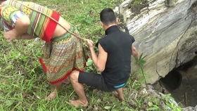 吃瓜爆料女生卡栏杆,吃瓜群众揭秘女生遭遇的尴尬瞬间