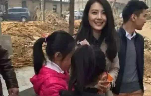 明星网红回老家视频播放,家乡风情与网络热度的完美融合